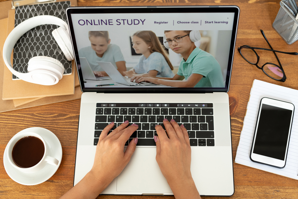 L'idea dei corsi online di Google si sviluppa sulla base del cambiamenti sociali imposti dalla trasformazione digitale, e dello scollamento sempre più evidente fra formazione e mercato del lavoro. Sulla base di questo, l'azienda statunitense ha ideato i suoi corsi di formazione professionale, lanciando una sfida ai percorsi accademici. Nella foto, una persona che segue un corso online.