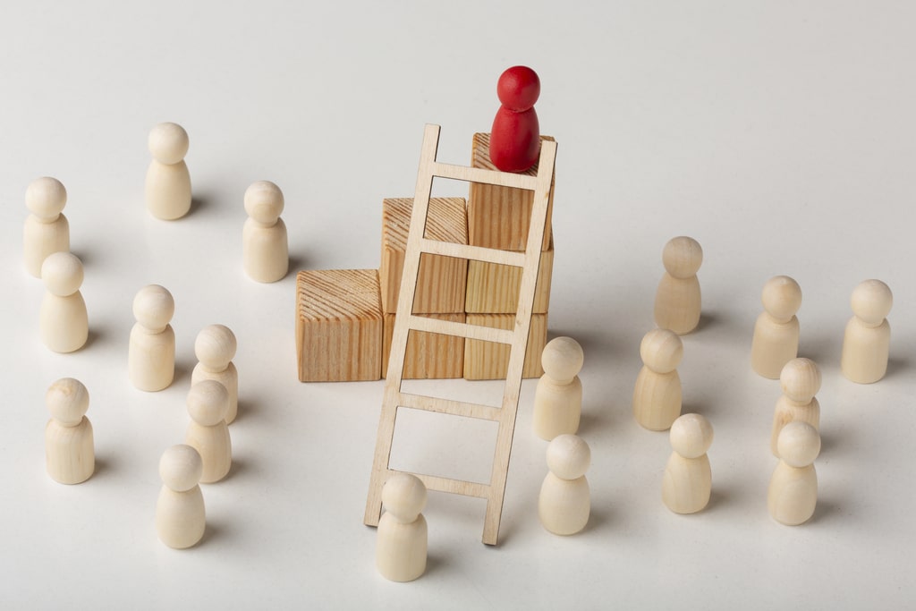 Il talent scouting è uno degli approcci più innovativi e consigliati per la crescita di un'azienda. Questo permette di individuare risorse per alcune competenze chiave dell'organizzazione. Nella foto, l'mmagine simbolica della gerarchia aziendale.
