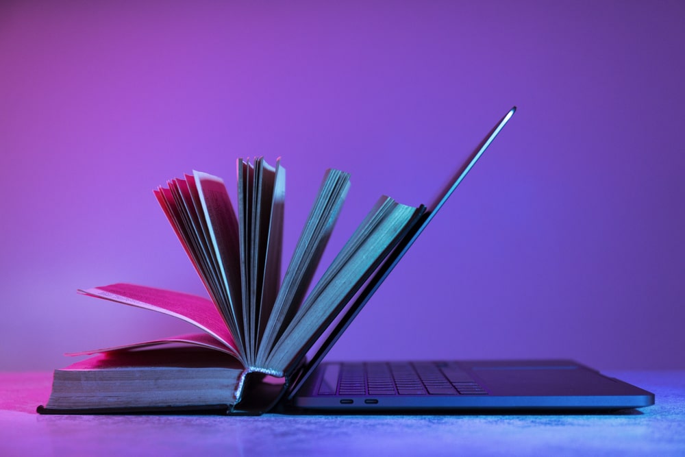 Fare eleaning è una delle modalità più efficace per investire sulla propria formazione, con tutti i vantaggi della didattica a distanza. Fra i vari strumenti, il miglior modello LMS è senz'altro Moodle. Nella foto, il concetto di didattica a distanza espresso in un libro posto accanto a un laptop.