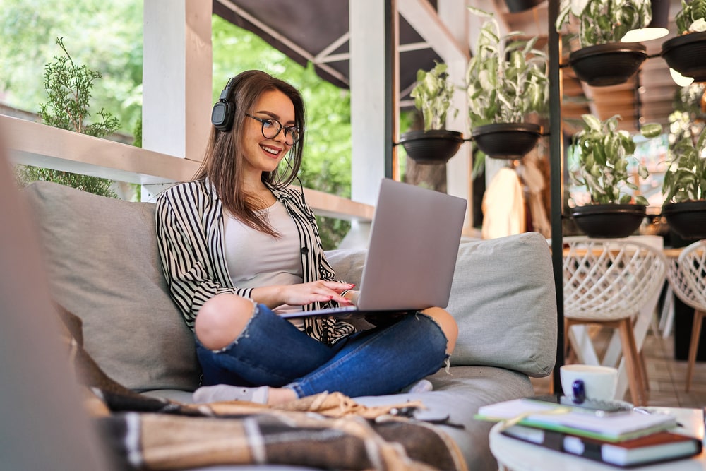 Nella foto, una ragazza che segue un corso in modalità elearning.