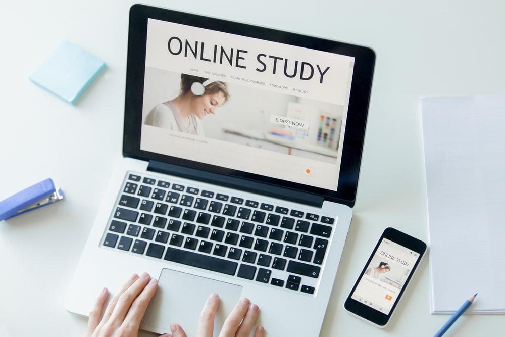 Nella foto, un computer con la scritta "Online study" sullo schermo per esprimere il concetto di didattica a distanza.