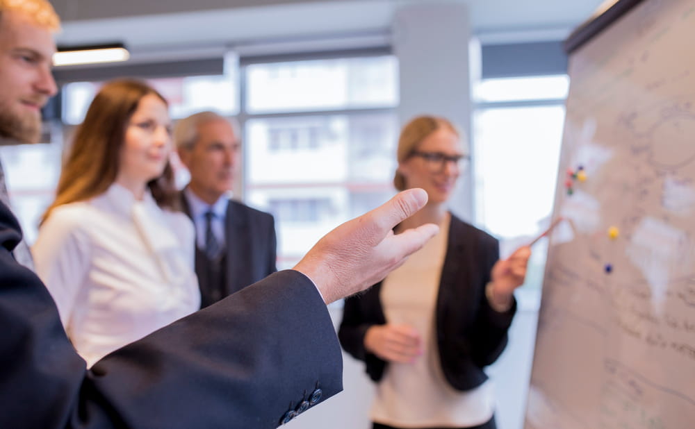 Diverse persone a un incontro di formazione aziendale.