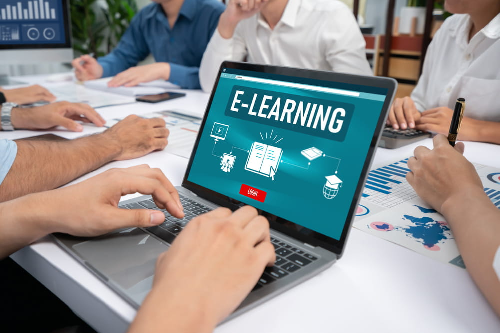 La formazione continua in azienda può essere erogata comodamente in modalità elearning. Nella foto, un computer connesso per la formazione online.