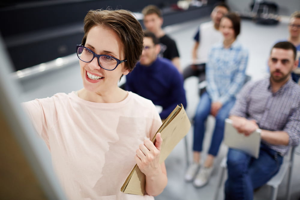 Il modello della lezione frontale dominava un tempo la formazione professionale. Oggi, a questo si è sostituita la formazione online, impartita con piattaforme di elearning. Nella foto, una corso di formazione professionale organizzato in un'aula tradizionale.