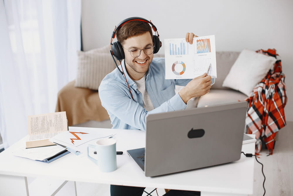 Nella foto, un uomo che mostra grafici nel mezzo di un corso organizzato su piattaforma LMS.